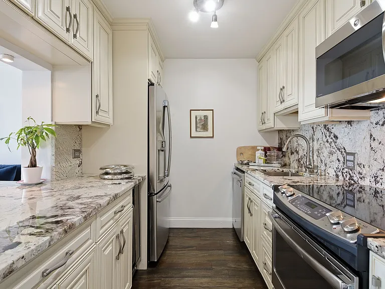 111 E Chestnut St #34B — Photo 8