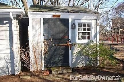 Workshop/Art Studio
						:
						steps away from the house, a charming area for a workshop.