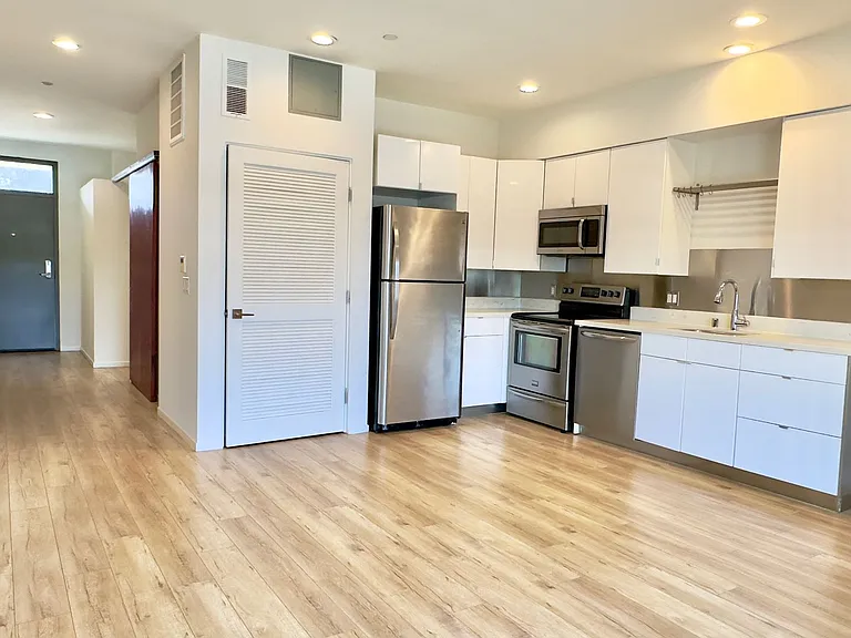 Echo Designer Loft Apartments — Photo 34