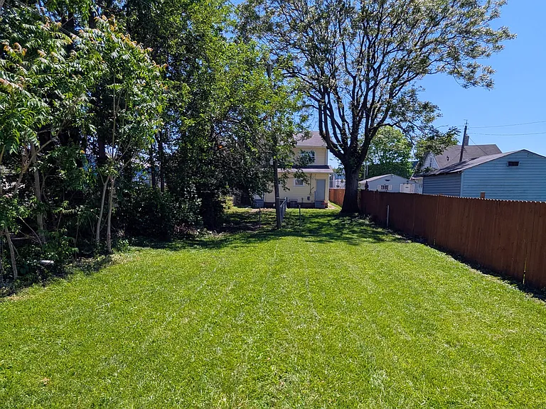 408 E Beecher St — Photo 24
