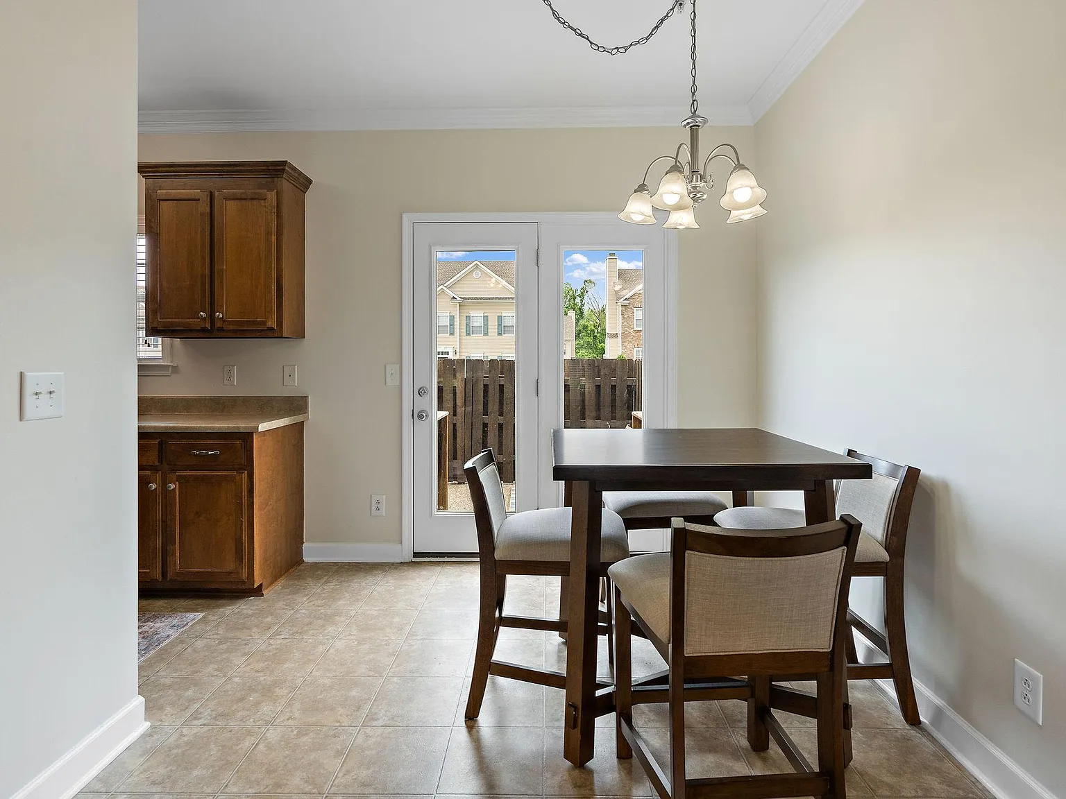1016 McKenna Dr — Photo 4