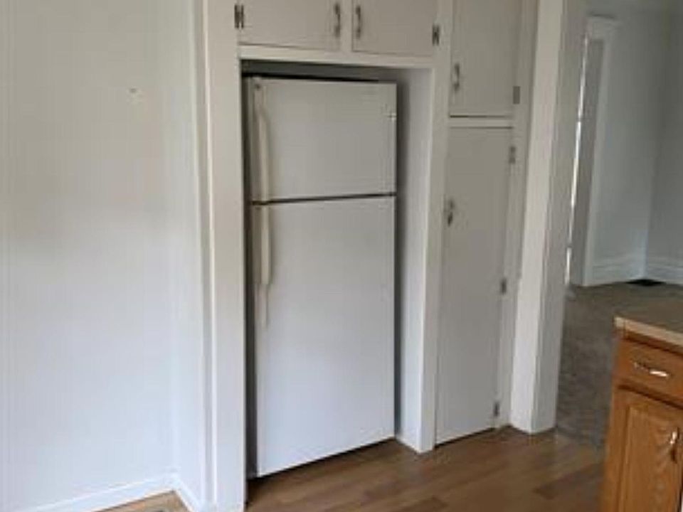 2nd image of 556 College Ave