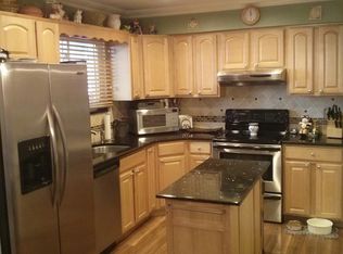 204 Springmeadow Dr UNIT B, Holbrook, NY 11741