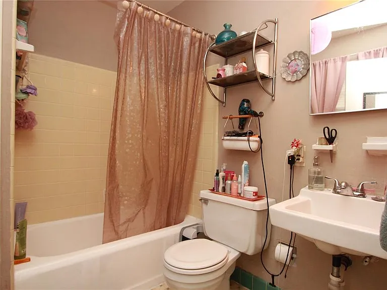 415 E Gore St — Photo 17