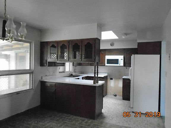 2nd image of 835 Hill Ave