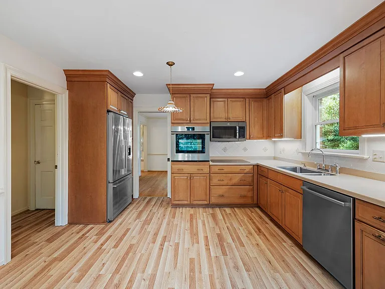 2401 Scarsborough Dr — Photo 12