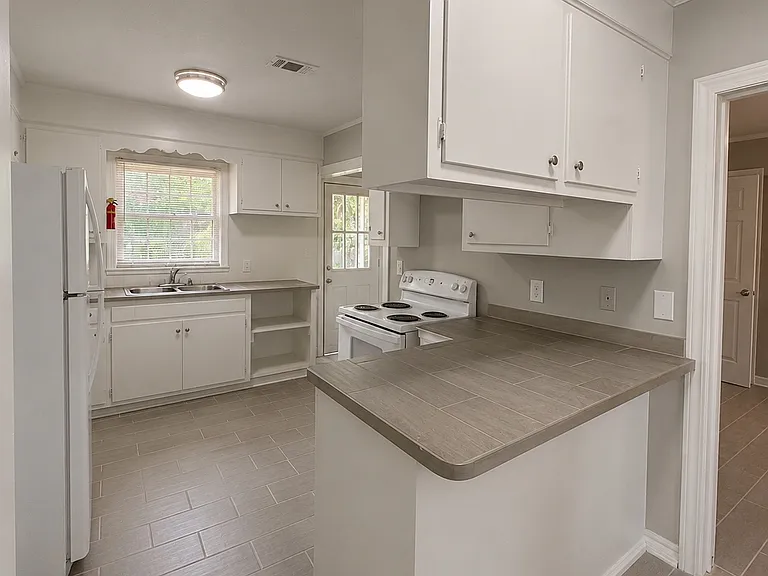 Maplewood Dr — Photo 10