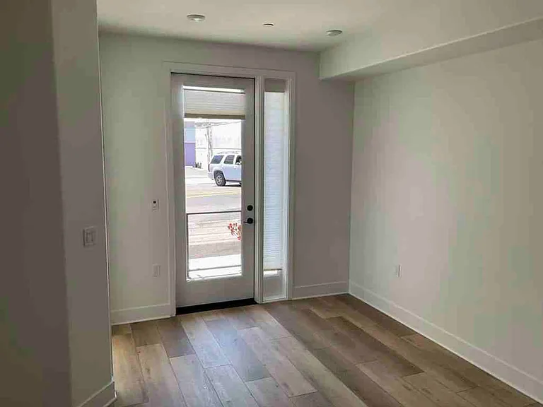 402 W Grand Ave #101 — Photo 6