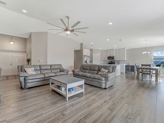 5th image of 1028 NE 12th Terrace Cpe