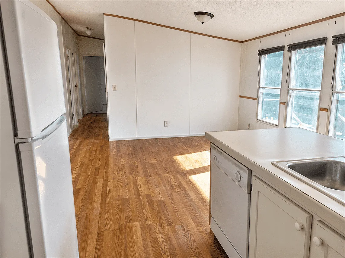 4 bed, 2600 sqft, $1,995 — Photo 3