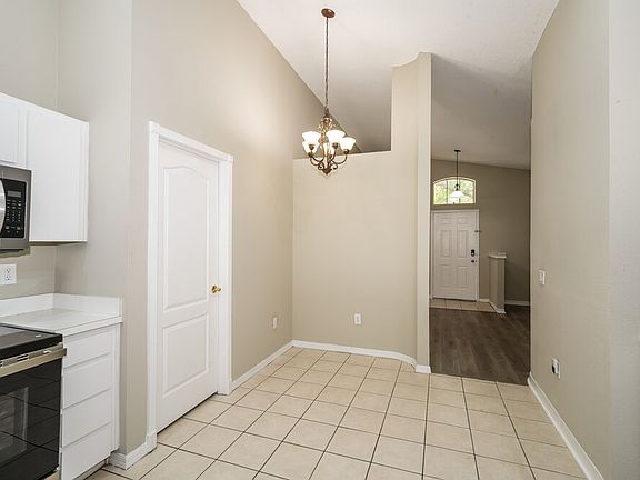 5th image of 402 Sonoma Dr
