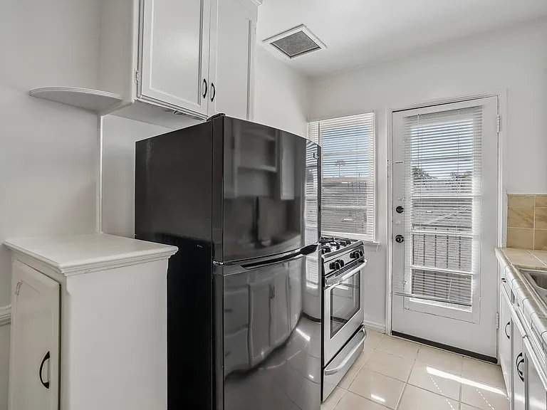 1153 Masselin Ave #4 — Photo 8