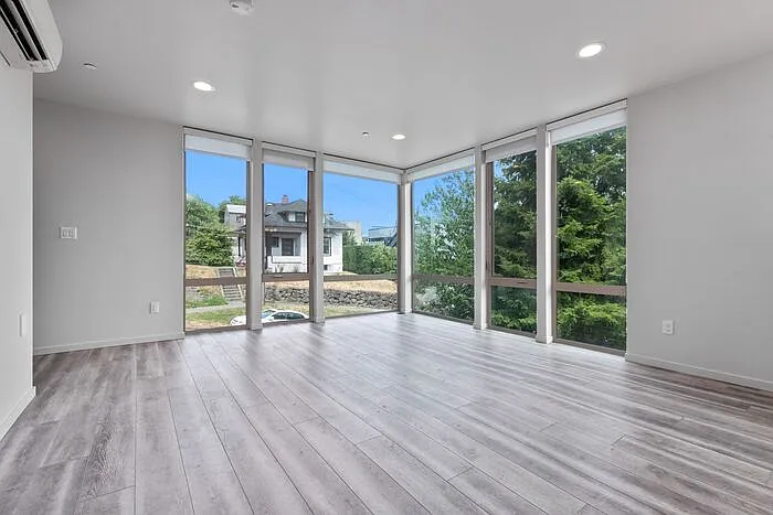2409 E Thomas St — Photo 10