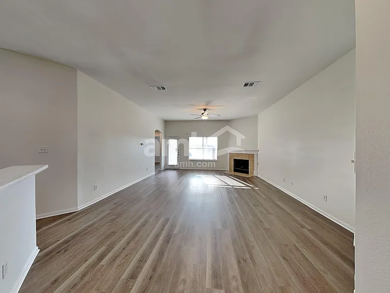 1701 Amberwood Loop — Photo 6