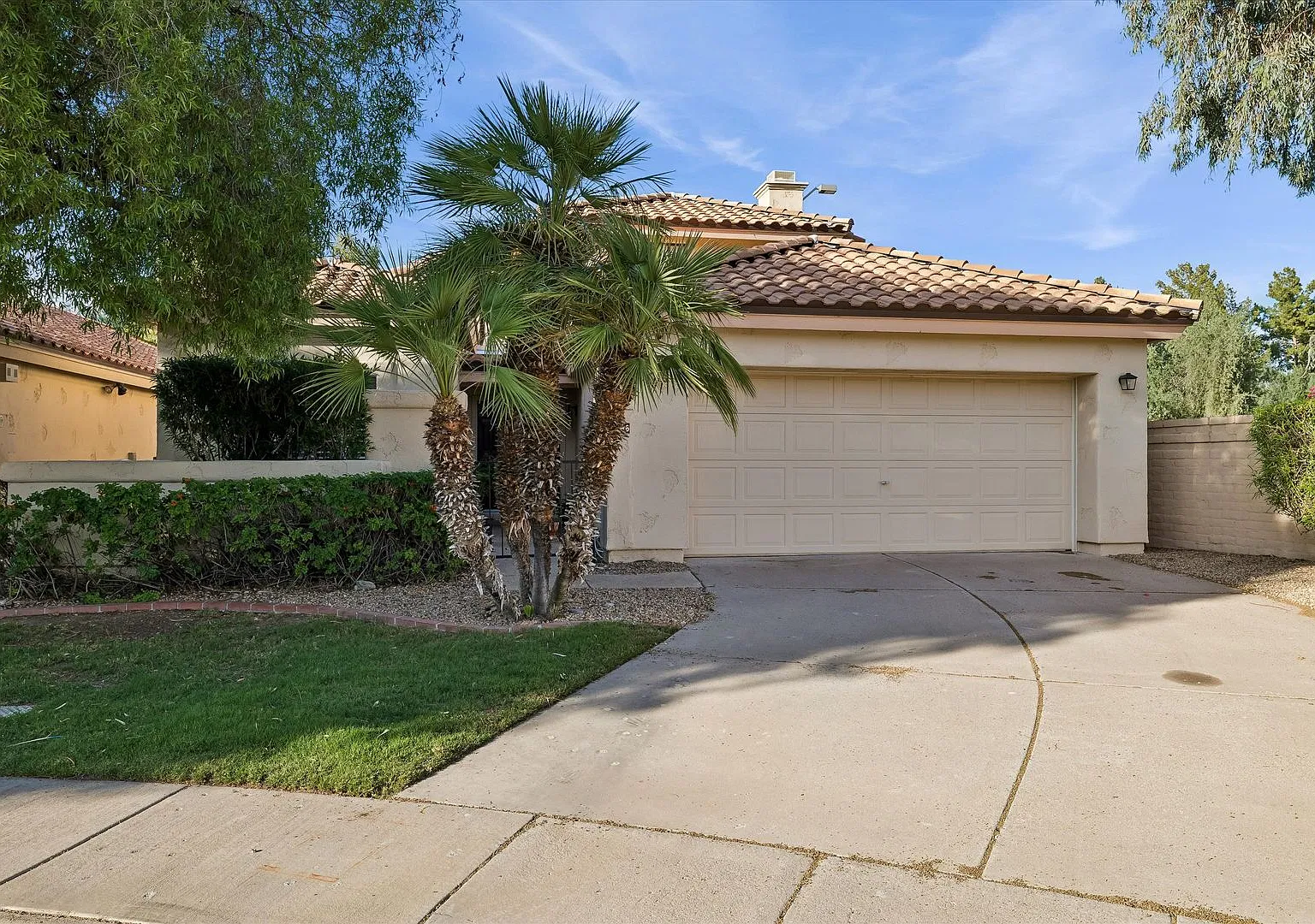 3 Bedrooms, 3 Bathrooms, Formal Living, Formal Dining, Spacious Family Area With Fireplace. Ready... — Photo 2