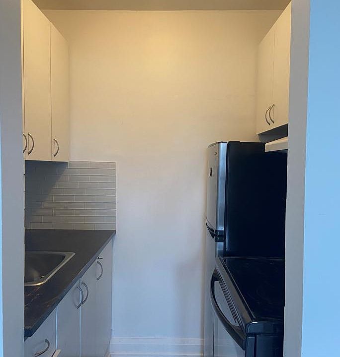 2nd image of 15 Saint Clair Ave W #15