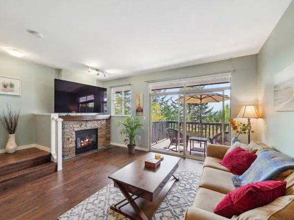 320 Decaire St, Coquitlam, BC V3K 7C3