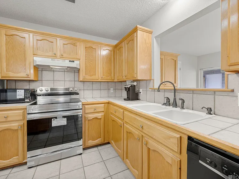 18596 White Oak Dr — Photo 5