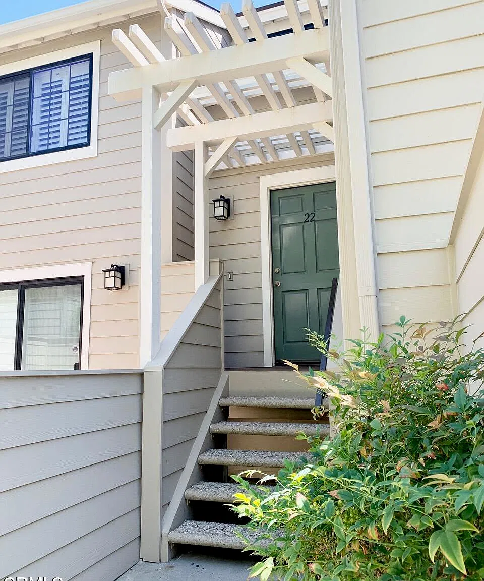 2 bed, 2.5 bath, 1042 sqft, $4,050 — Photo 1