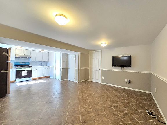 4th image of 364 Peter Ave #1