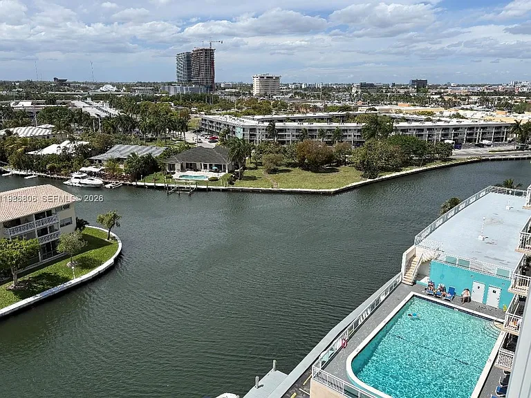 427 Golden Isles Dr #10D — Photo 1
