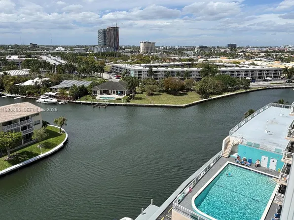 427 Golden Isles Dr APT 10D, Hallandale, FL 33009