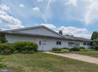 1 Crescent Ln, Levittown, PA 19055
