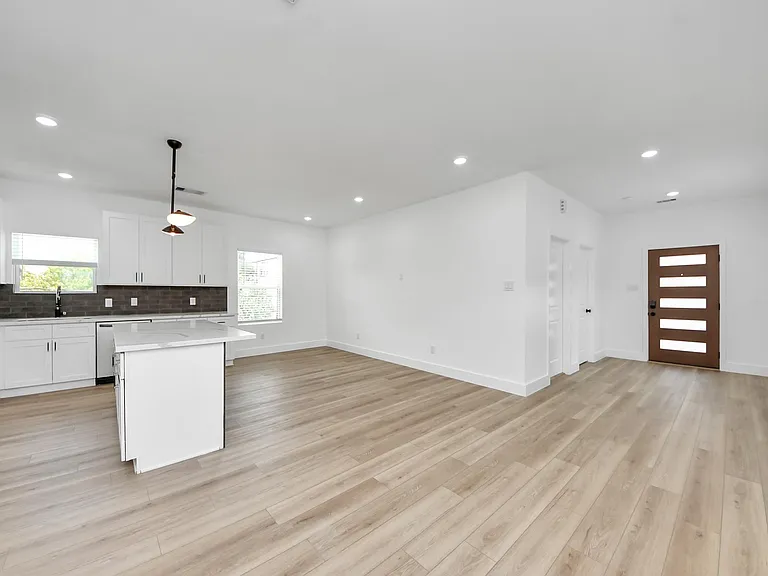 801 E 32nd 1/2 St #B — Photo 6