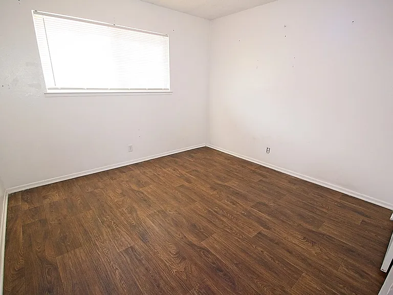 1037 Parkview St — Photo 7