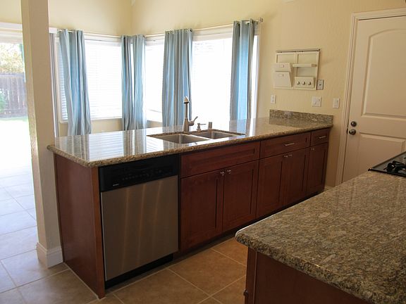 4th image of 439 Oriole Ave