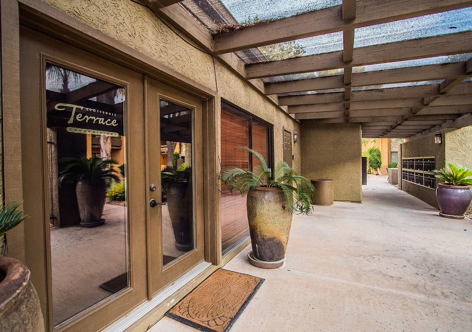 Second Floor Old Town Scottsdale Condo — Photo 4