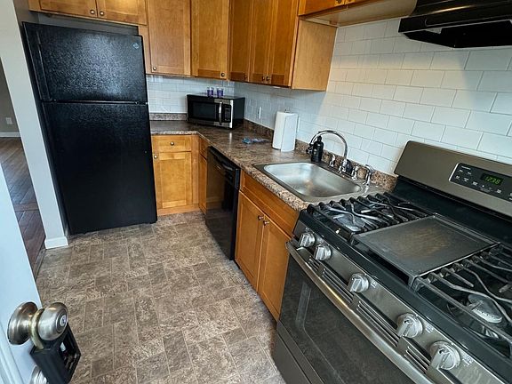 2nd image of 16 Colony Rd #16