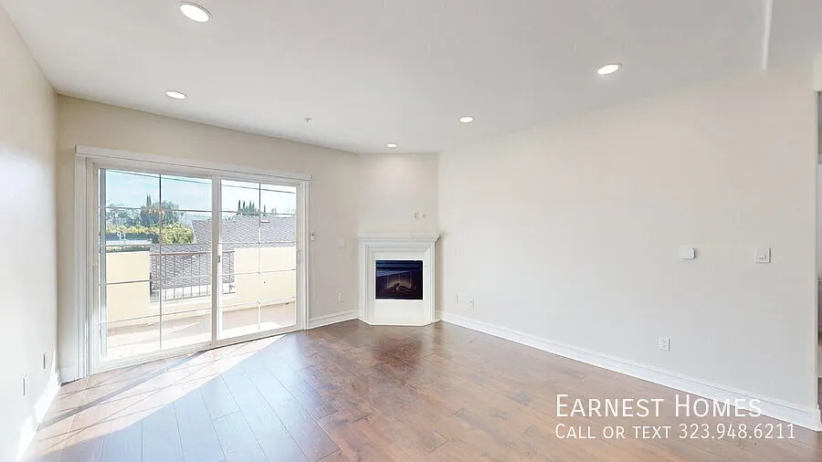 Building Photo - 14242 Burbank Blvd #104