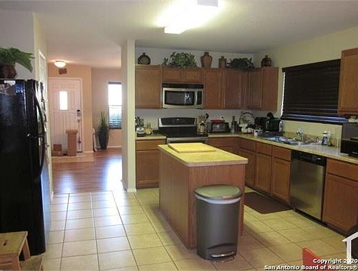2nd image of 5823 Sherbrooke Oak