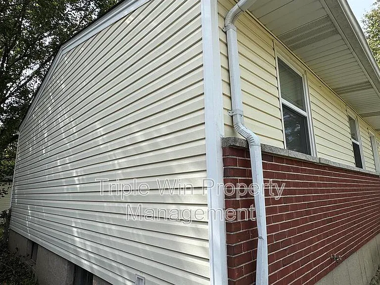 1372 Farmview Ave — Photo 8