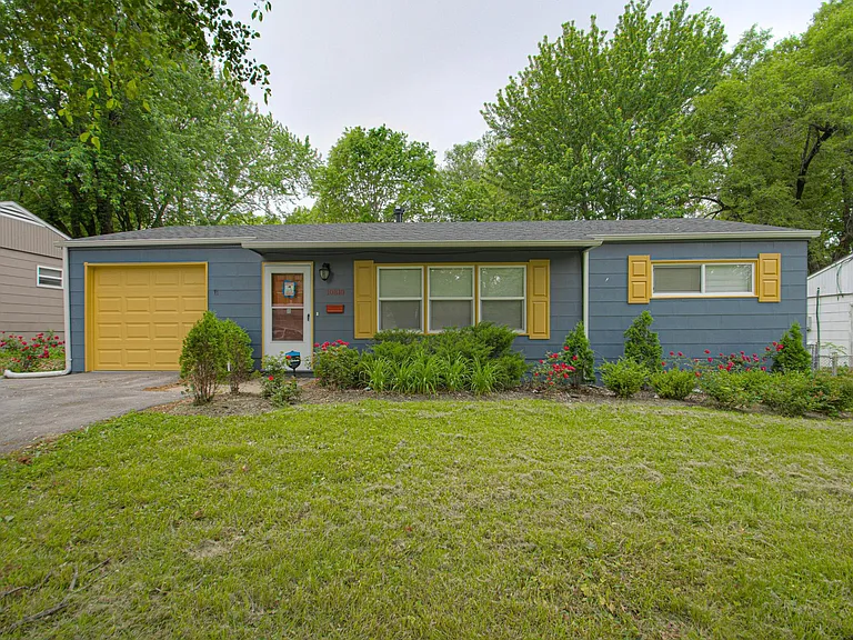 10810 Ewing Ave — Photo 1