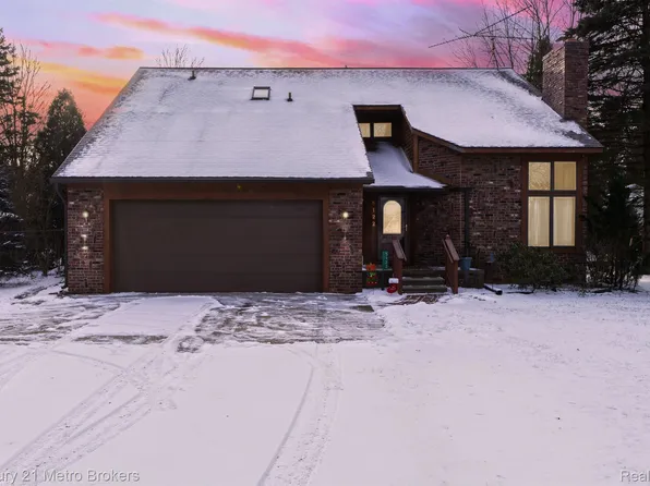 5122 Ginger Dr, Pinckney, MI 48169