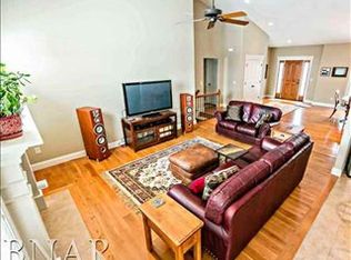 207 Whitetail Ln, Hudson, IL 61748