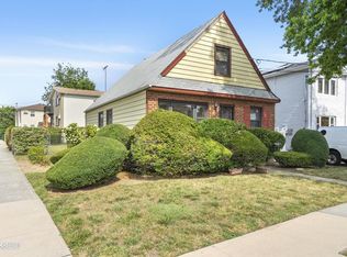 13748 220th St, Springfield Gardens, NY 11413