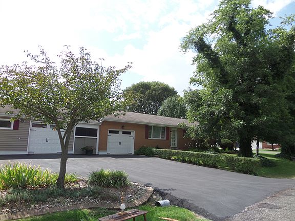 2nd image of 985 Wanda Dr