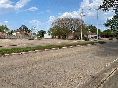 2nd image of 801 Versailles Blvd
