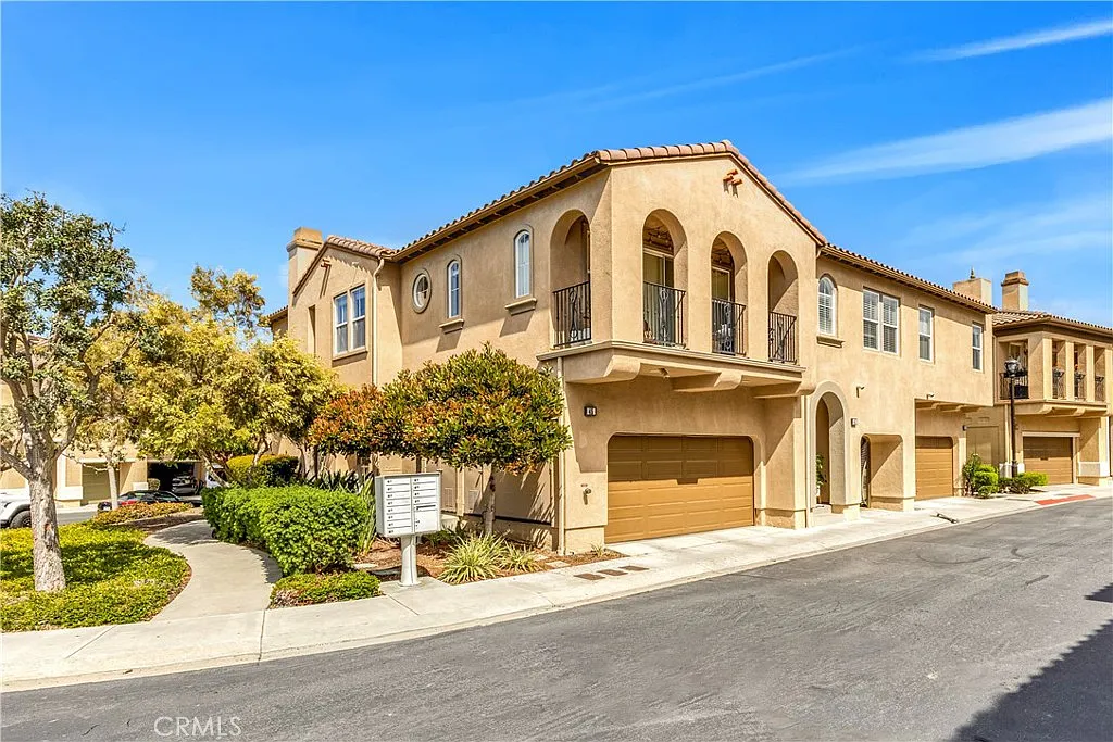 3 bed, 2.5 bath, 1881 sqft, $4,800 — Photo 3