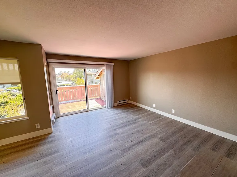 160 Lakeshore Ct — Photo 4