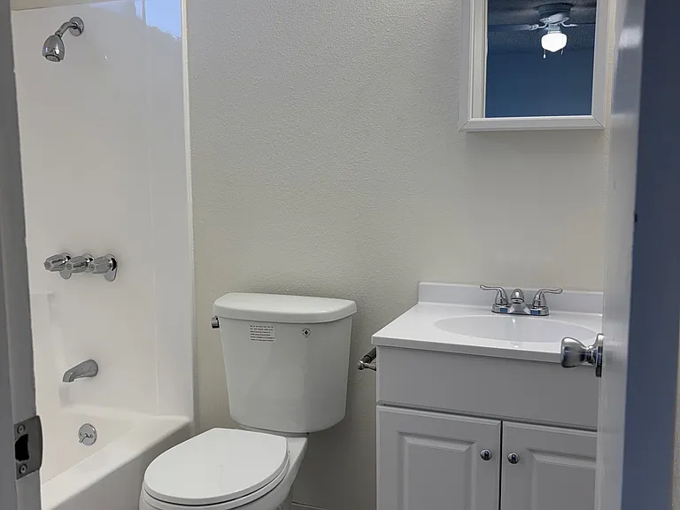Avalon Park Apartments — Photo 11
