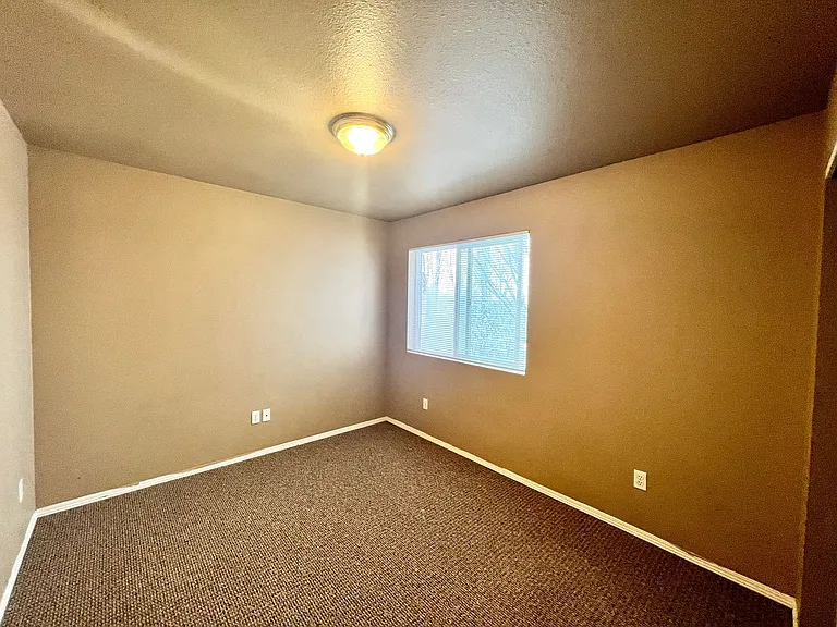 400 E River Ave — Photo 8