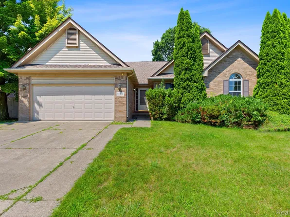 19108 Red Oak Ln, Brownstown, MI 48193