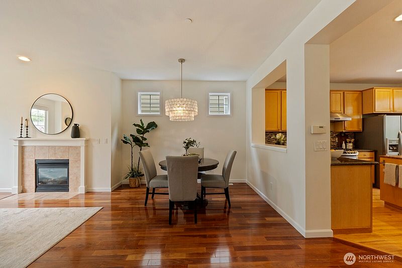 4th image of 71 Sunset Court NW