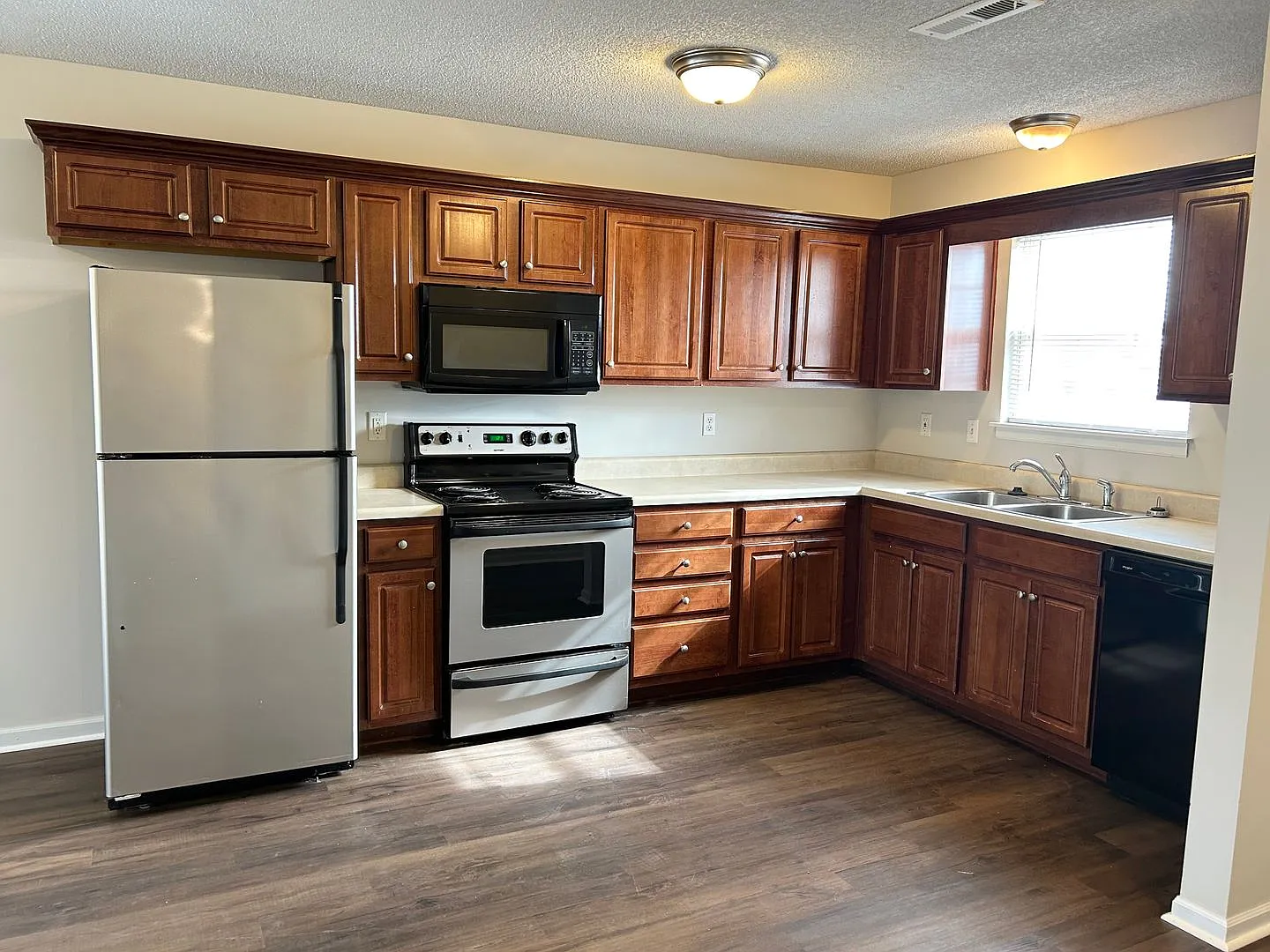 3 Bed | 2 Bath | 2 Car Duplex in Grain Valley — Photo 3