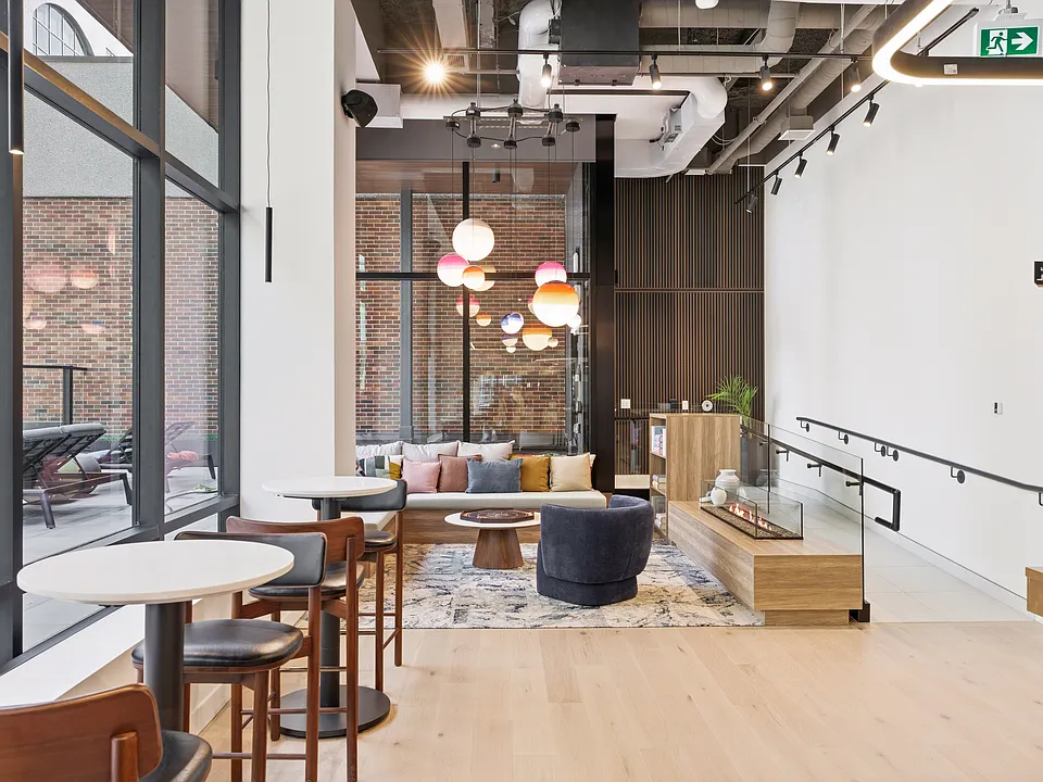 360 Laurier Ave W