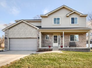 2450 Hatchery Crossing Dr, Waterford, MI 48329